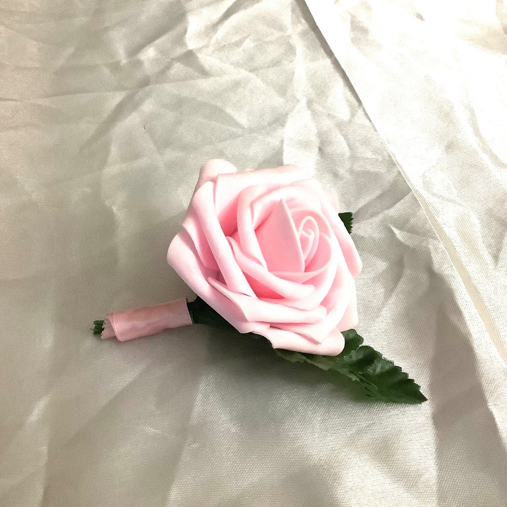 real touch rose boutonniere…..you choose color